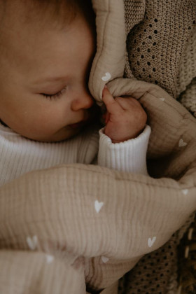 Mušelínová zavinovačka Love béžová so srdiečkami Sleepee