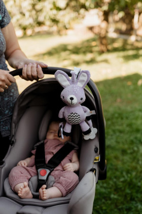 Hrkálka plyš 30 cm záves na postieľku/kočík 0 m+ babyted