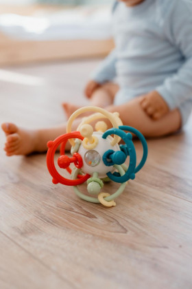 Guliček hrkálka silikón/plast 13 x 9 cm Babyted