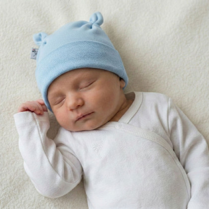 Dojčenská nasadzovacia bavlnená čiapka s uškami Modrá Babyservice