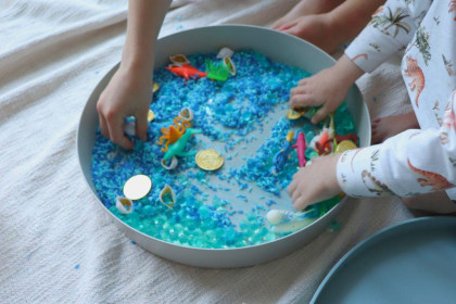 Senzorická triediaca tácka Play Tray Jellystone Designs