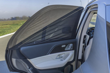 Slnečná clona do auta nasúvacia M Black Zopa