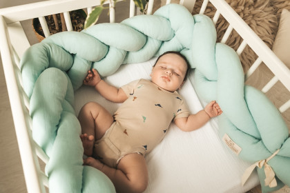Mušelínový mantinel vrkoč 200 cm Babymatex – chránič do postieľky Mint