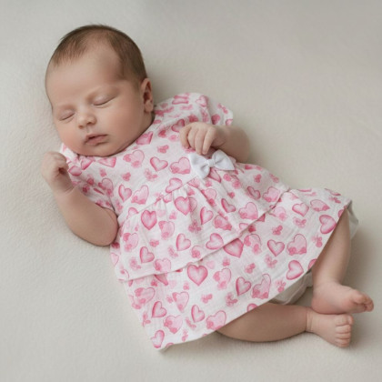 Dojčenské šaty krátky rukáv mušelín Srdce s mašľou Baby Service