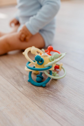 Guliček hrkálka silikón/plast 13 x 9 cm Babyted