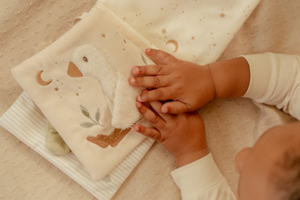 Textilná knižka s aktivitami Newborn Naturals Little Dutch