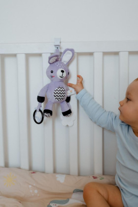 Hrkálka plyš 30 cm záves na postieľku/kočík 0 m+ babyted