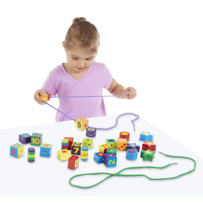 Navliekanie drevených tvarov Melissa & Doug