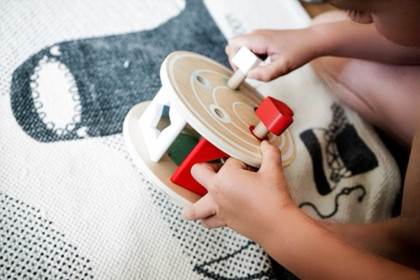 Ťahací motorický slimák s tvarmi small foot
