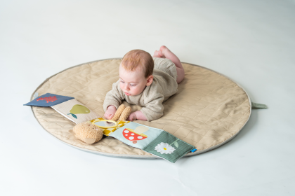 Medvedík plyšový s knižkou Snuggle Bear Taf Toys