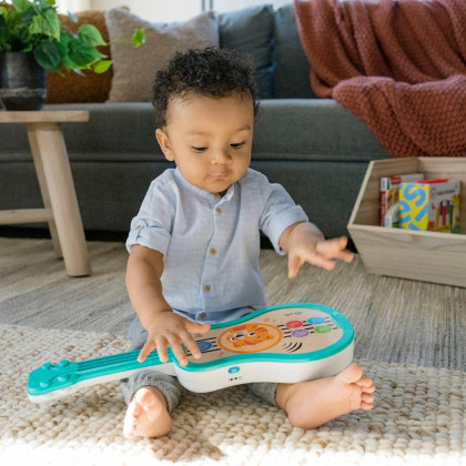 Hračka hudobná drevená ukulele Magic Touch Hape 6 m+ Baby Einstein