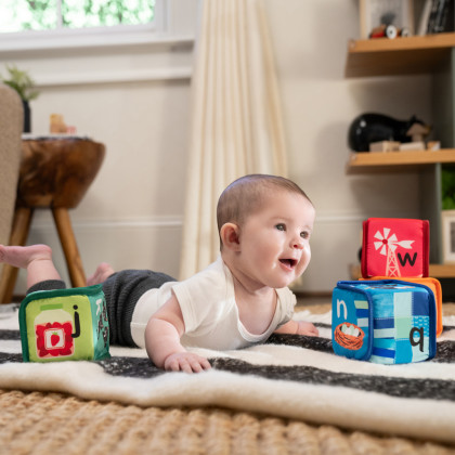 Hračka textilné kocky abeceda Alpha Stacks™ 4 ks 3 m+ Baby Einstein
