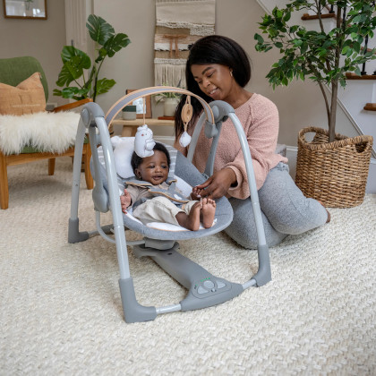 Cestovná hojdačka s melódiou Bella Teddy™ 0 m+ do 9 kg Ingenuity