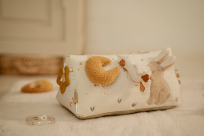 Vankúšik trojhranný s aktivitami Newborn Naturals Little Dutch