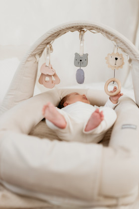 Nastaviteľná hrazdička s hračkami a bielym šumom 2 v 1 Sleepee