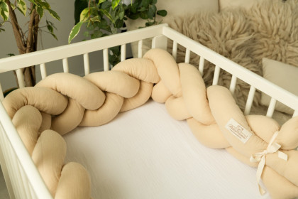 Mušelínový mantinel vrkoč 200 cm Babymatex – chránič do postieľky Pieskový
