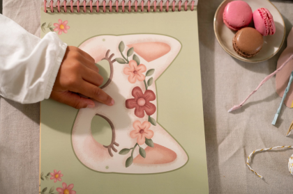 Kniha s vystrihovacími maskami Rosa Little Dutch