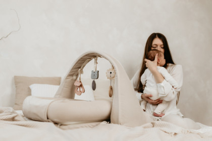 Nastaviteľná hrazdička s hračkami a bielym šumom 2 v 1 Sleepee