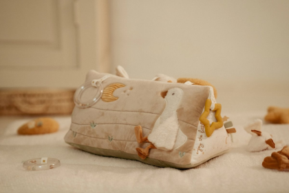 Vankúšik trojhranný s aktivitami Newborn Naturals Little Dutch