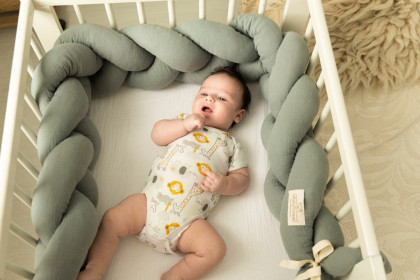 Mušelínový mantinel vrkoč 200 cm Babymatex - chránič do postieľky