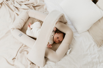 Nastaviteľná hrazdička s hračkami a bielym šumom 2 v 1 Sleepee