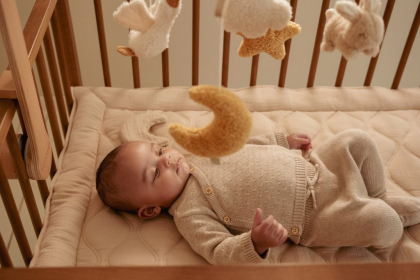 Hudobný kolotoč drevený Newborn Naturals Little Dutch