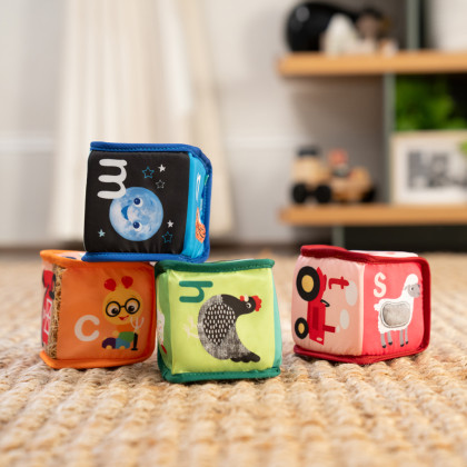 Hračka textilné kocky abeceda Alpha Stacks™ 4 ks 3 m+ Baby Einstein