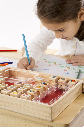 Drevená sada pečiatok s pastelkami 32 ks Melissa & Doug