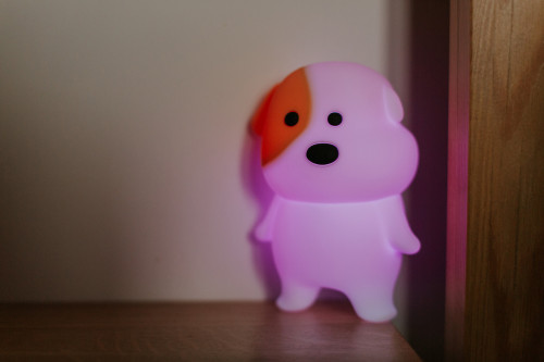 LED silikónová nočná lampička Rgb so zvukom - odpočívajúci psík Mary's