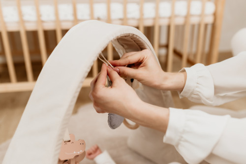 Nastaviteľná hrazdička s hračkami a bielym šumom 2 v 1 Sleepee