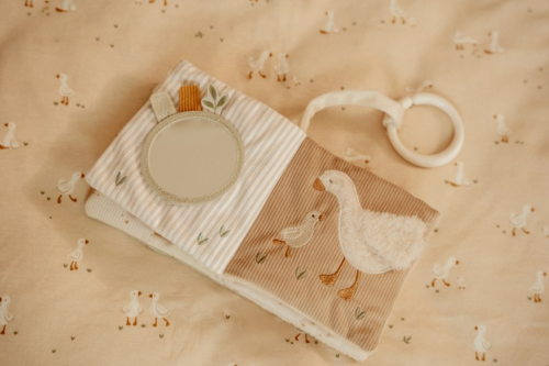 Závesná textilná knižka s aktivitami Newborn Naturals Little Dutch