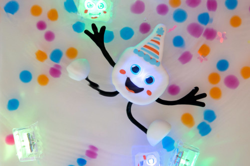 Súprava Figúrka Party Pal a 2 senzorické svietiace kocky do vody