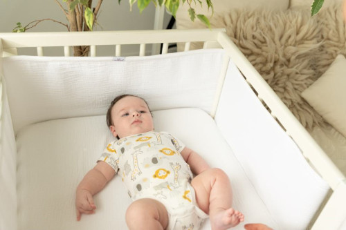 Mušelínový mantinel do postieľky Bump Air 180 x 30 cm Babymatex