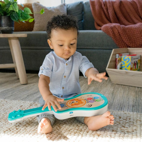 Hračka hudobná drevená ukulele Magic Touch Hape 6 m+ Baby Einstein