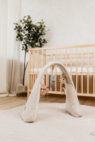 Nastaviteľná hrazdička s hračkami a bielym šumom 2 v 1 Sleepee