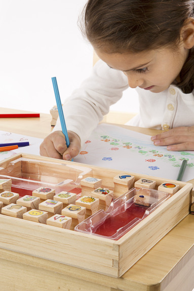 Drevená sada pečiatok s pastelkami 32 ks Melissa & Doug