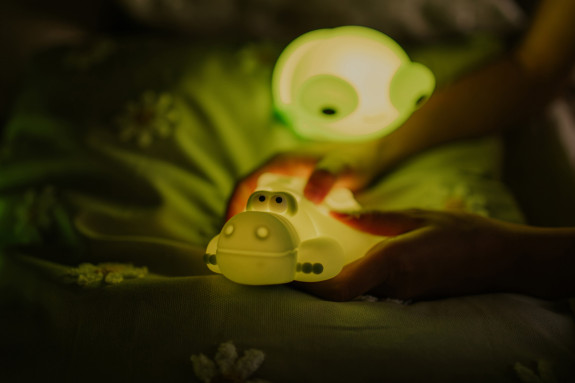 LED silikónová nočná lampička Pop It Rgb so zvukom - krokodíl Mary's