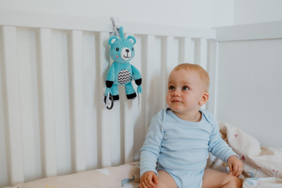 Hrkálka plyš 30 cm záves na postieľku/kočík 0 m+ babyted