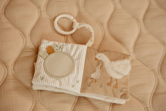 Závesná textilná knižka s aktivitami Newborn Naturals Little Dutch