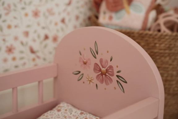 Postieľka pre bábiky drevená s perinkou Pink Little Dutch
