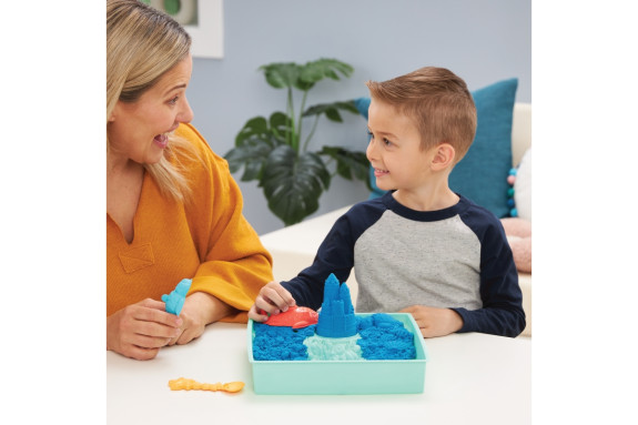 Škatuľa tekutého piesku s podložkou modrá Kinetic Sand