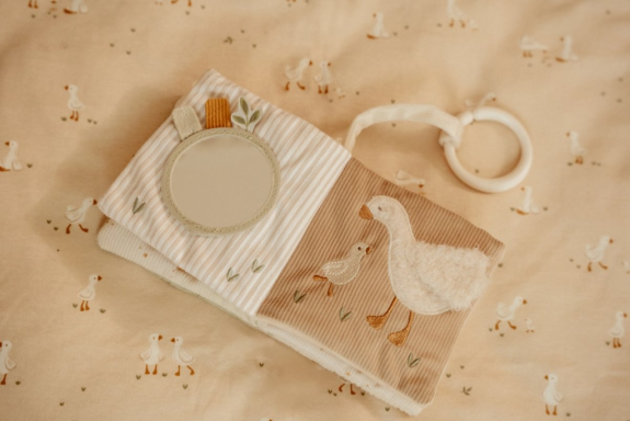 Závesná textilná knižka s aktivitami Newborn Naturals Little Dutch
