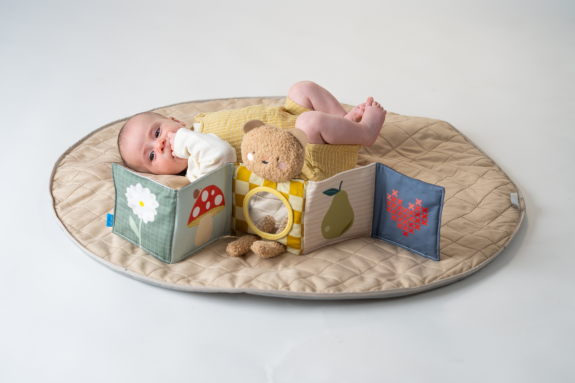 Medvedík plyšový s knižkou Snuggle Bear Taf Toys