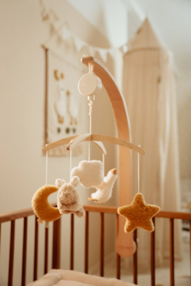 Hudobný kolotoč drevený Newborn Naturals Little Dutch