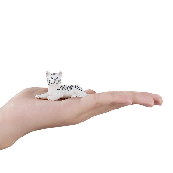 Mojo Tiger biely mláďa ležiace
