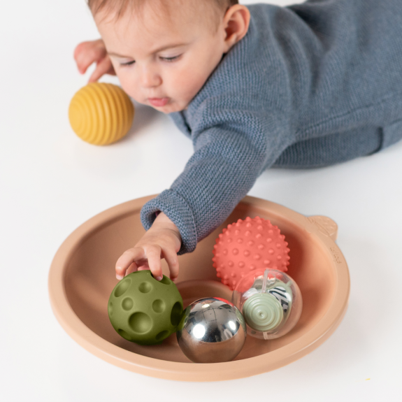 Misa s loptičkami pre hru na brušku Taf Toys