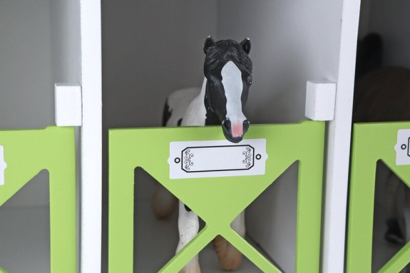 Stajňa pre kone drevená s kójami 12 ks Kids Globe Farming