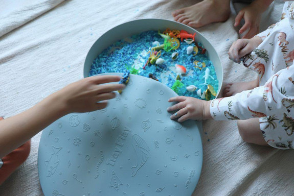 Senzorická triediaca tácka Play Tray Jellystone Designs