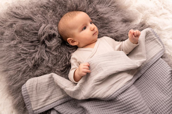 Mušelínová deka Prestige sivá 75 x 100 cm Babymatex