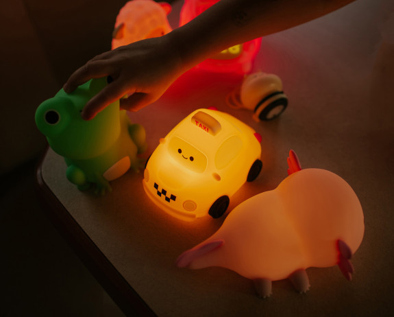 LED silikónová nočná lampička stmievateľná, dotyková - taxi Mary's